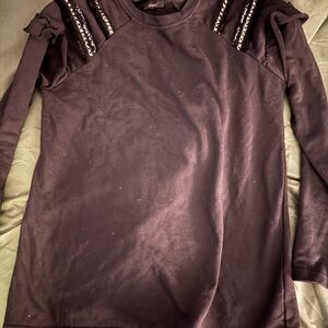 Stylish black sweatshirt with shoulder accents